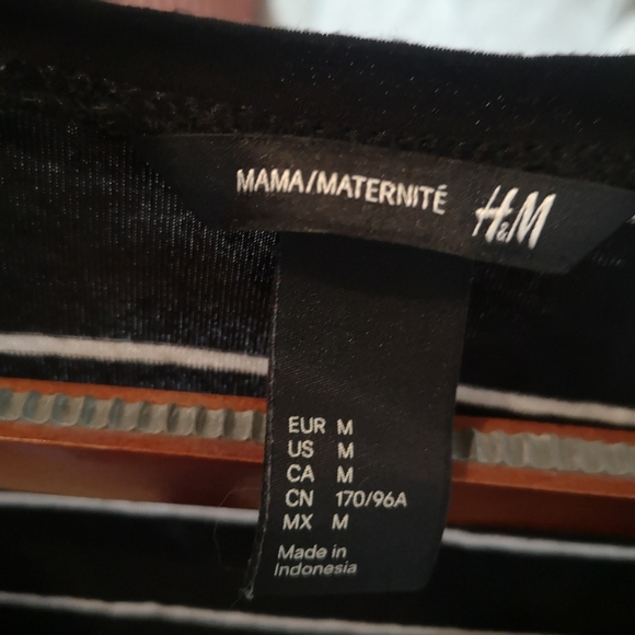 3/$20 H&M mama maternity top - Picture 8 of 8